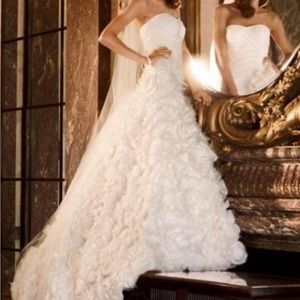 Brand new never worn wedding dress.
Glaina Signature 
Ivory color